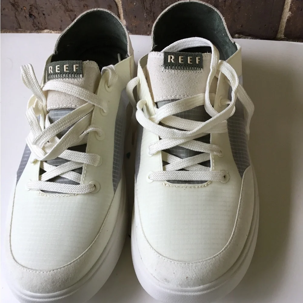 Reef Men's Lace-Up Sneaker in Off-White and Gray